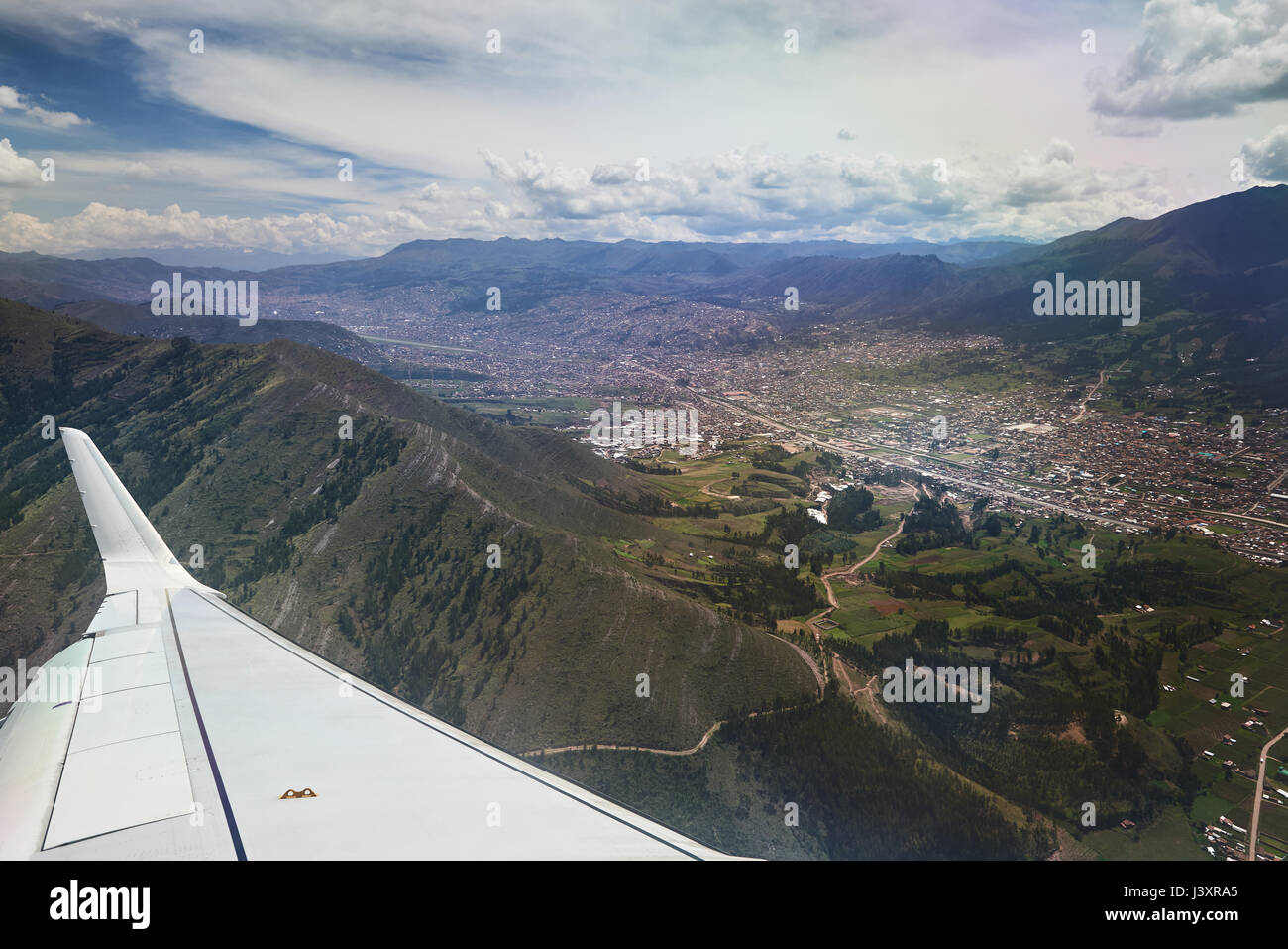 Cusco Stadt vom Flugzeug Fensteransicht, Flugzeugflügel unter Stadt in Berglandschaft Stockfoto