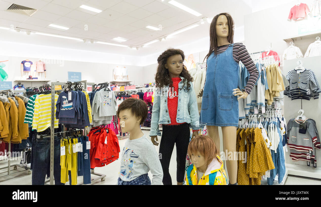 Mode Kleidung für Kinder auf dem Display im Shop, UK Stockfoto