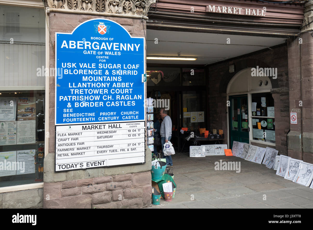 Willkommens-Schild an der Markthalle, Abergavenny, mit touristischen Attraktionen aufgeführt, Wales, UK Stockfoto