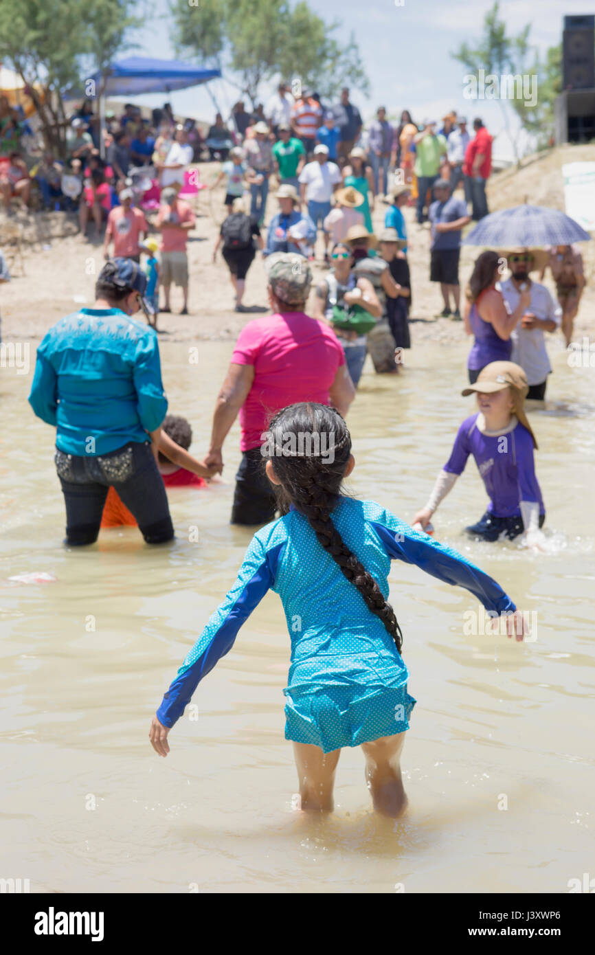 Fiesta Protesta Teilnehmer, eine jährliche Demonstration erneut die Schließung eines Teils der US-mexikanischen Grenze, versammeln sich in den Rio Grande in Lajitas, Texas. Stockfoto