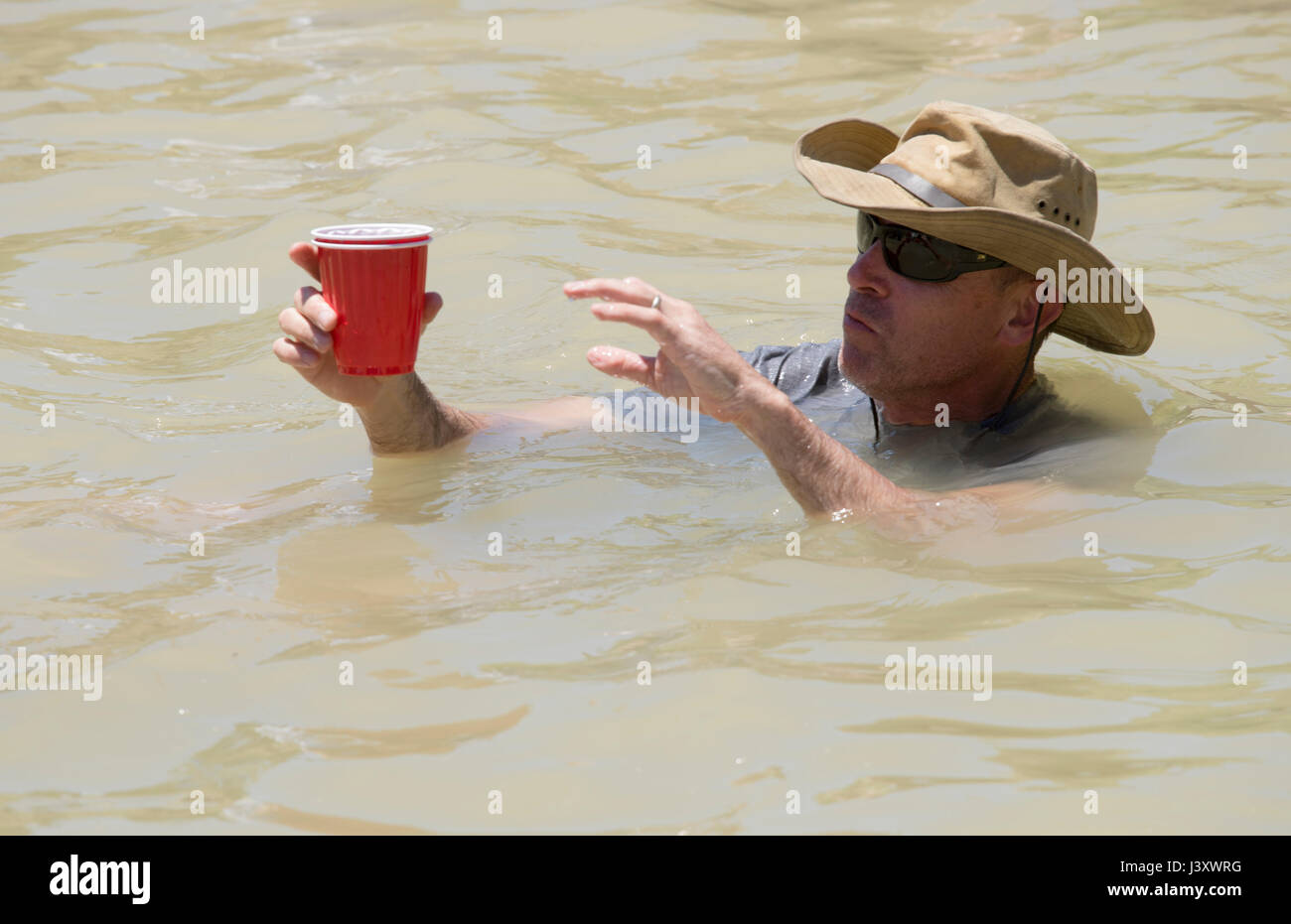 Fiesta Protesta Teilnehmer, eine jährliche Demonstration erneut die Schließung eines Teils der US-mexikanischen Grenze, versammeln sich in den Rio Grande in Lajitas, Texas. Stockfoto