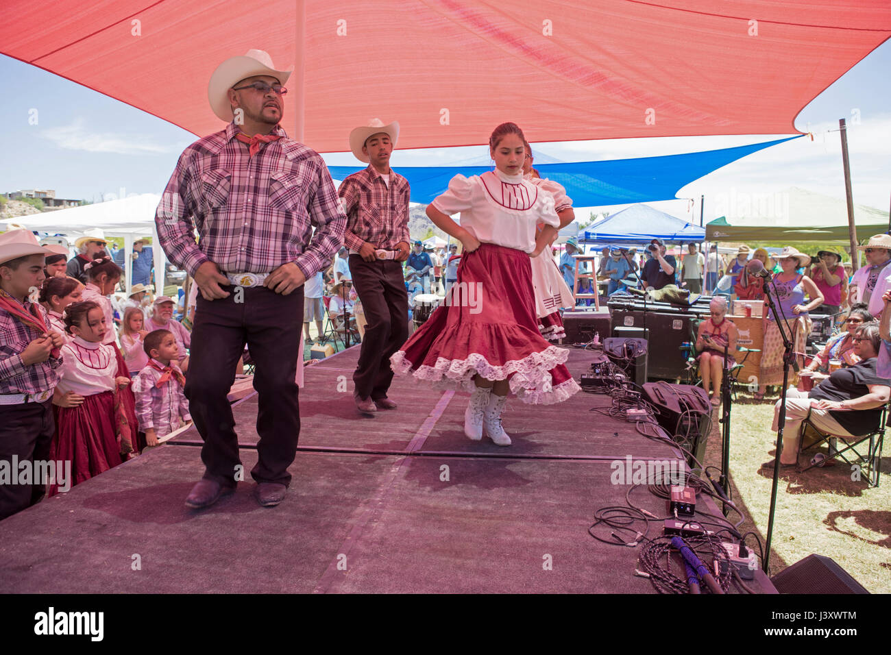 Fiesta Protesta Teilnehmer, eine jährliche Demonstration erneut die Schließung eines Teils der US-mexikanischen Grenze, versammeln sich in den Rio Grande in Lajitas, Texas. Stockfoto