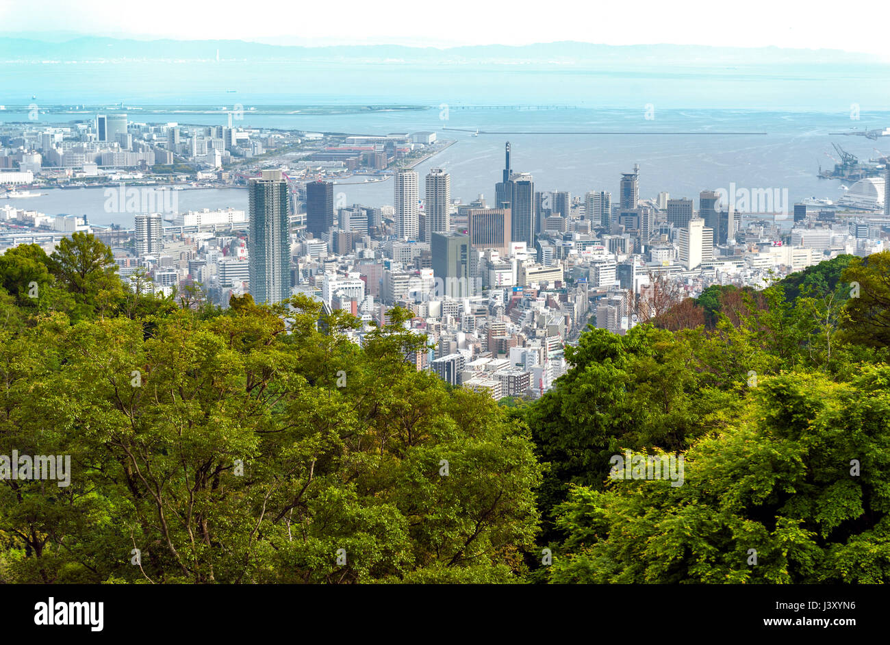 Luftaufnahme der Stadt Kobe und Hafen Insel von Kobe aus Berg Rokko, Skyline und Stadtbild von Kobe, Hyogo-Präfektur, Japan Stockfoto