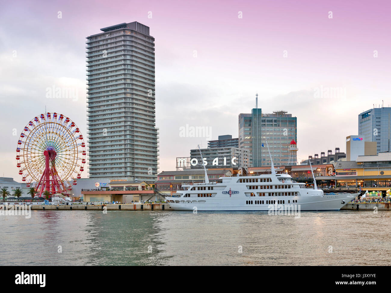 Kobe, Japan - April 2016: Umie Mosaik Kobe Harborland(Hafenland) Shopping Mall und Freizeitpark am Wasser im Hafen von Kobe, Hyogo-Präfektur, Japan Stockfoto