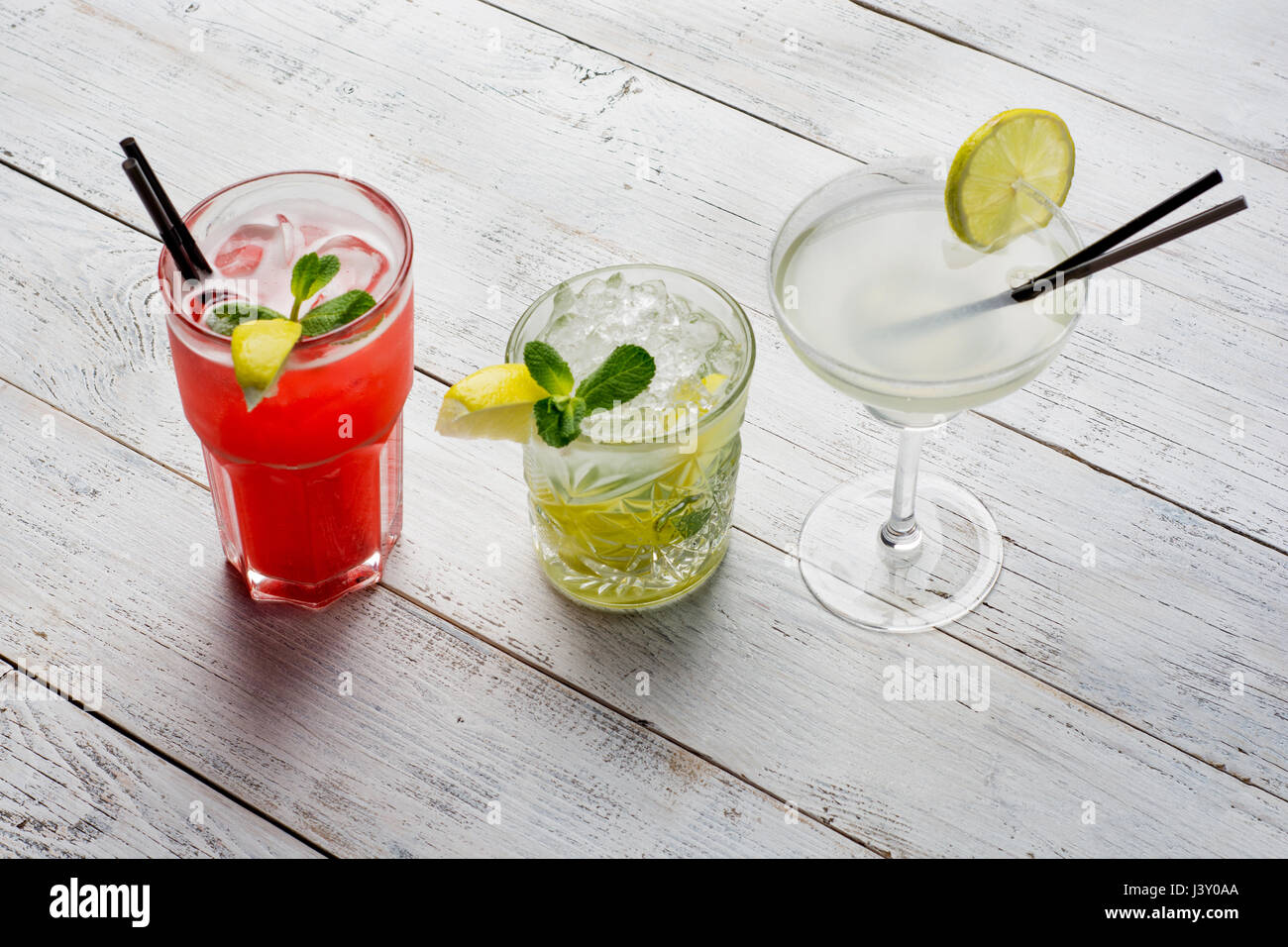 Bunte Cocktails festgelegt. Mojito, Margarita, rote Alkohol cocktail auf Holztisch hautnah. Stockfoto