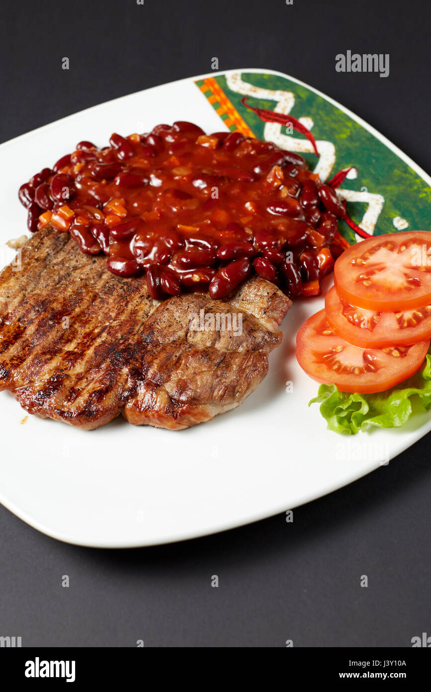 Schweinesteak mit Bohnen. Mexikanisches Essen. Mexikanische Küche ...