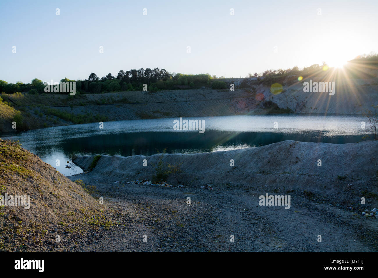 Landschaftsbild von einem künstlich angelegten See kurz vor Sonnenuntergang. Verlassenen Steinbruch. Stockfoto