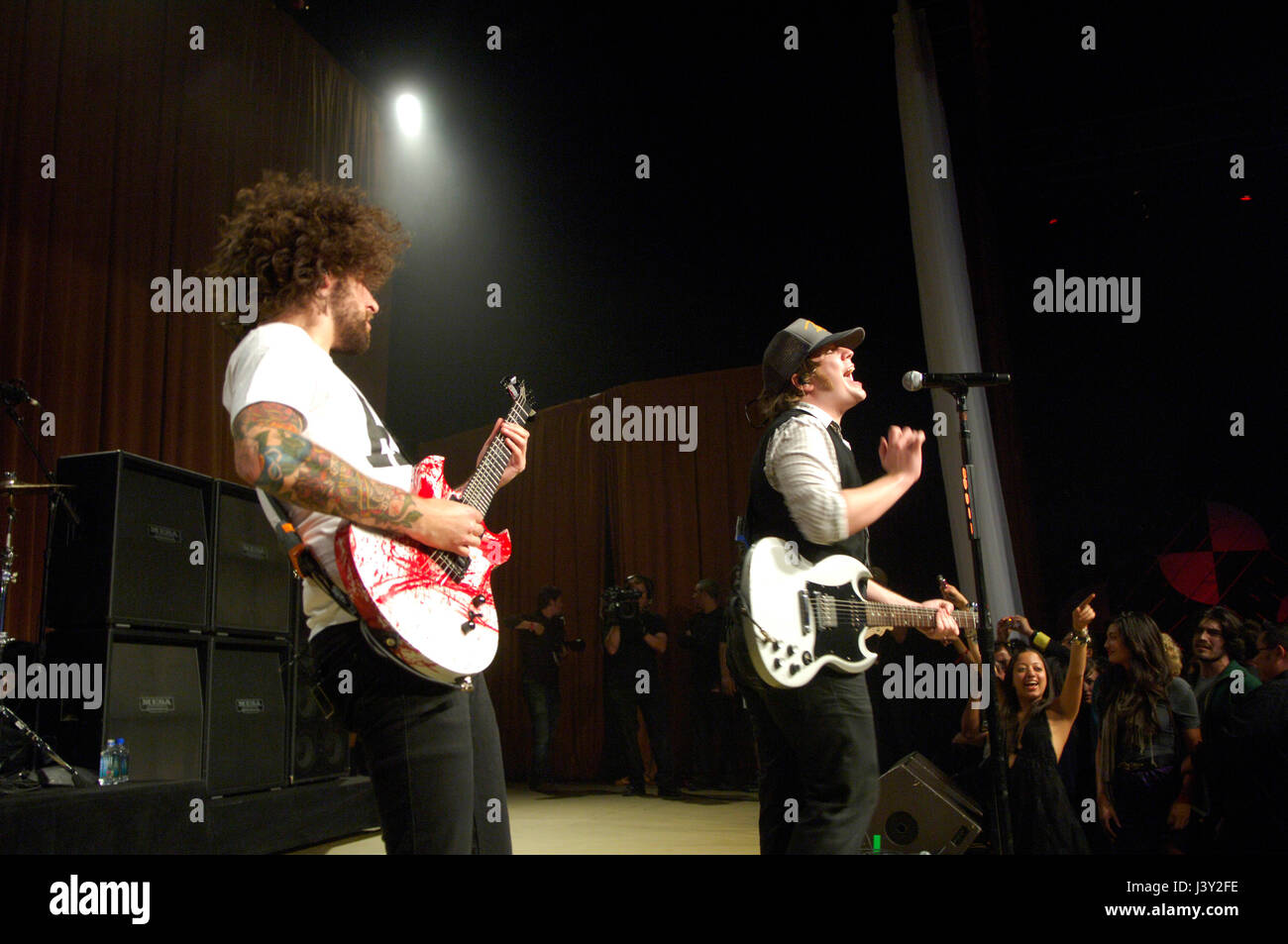 (L-R) Joe Trohman, Patrick Stump von Fall Out Boy Höchstleistungen der Hennessy Artistry Finale Ereignis in den Paramount Studios in Los Angeles, CA Stockfoto