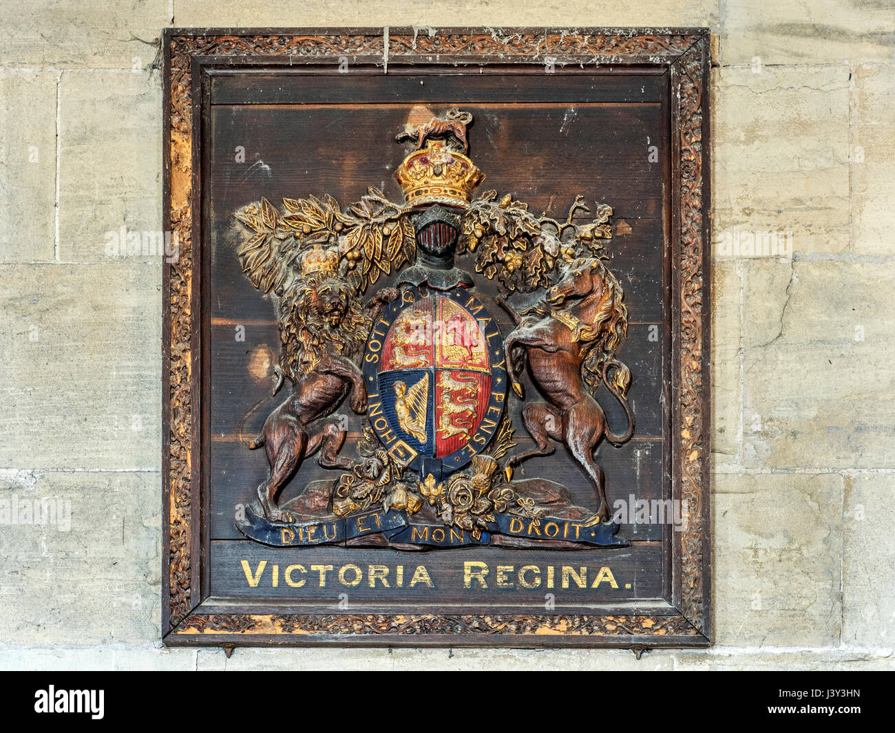 Victoria Regina Wappen über der Tür im Inneren der Kirche St. Mary am Roecliffe in der Nähe von Boroughbridge Yorkshire England Stockfoto