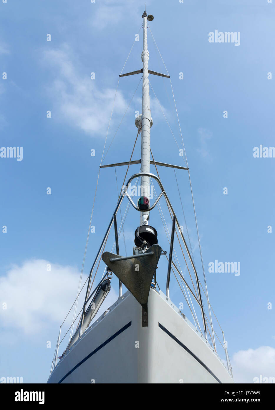 Niedrigen Winkel Schuss eine weiße Yacht Bug gegen einen hellblauen Himmel Stockfoto