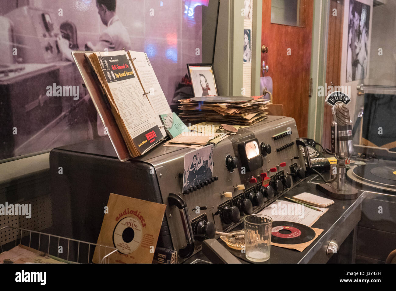 Replik von DJ Dewey Phillips' Studio bei WHBQ Radio in den Sun Studios in Memphis.  Phillips war ein Rock'n'Roll-Pionier, der erste war, Elivs spielen auf, eine Stockfoto