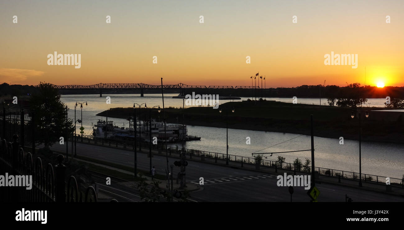 Sonnenuntergang über Arkansas über dem Mississippi von Memphis Stockfoto