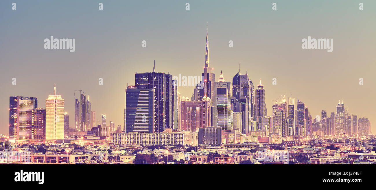 Farbe getönt Panoramaaufnahme der Skyline von Dubai bei Sonnenuntergang, Vereinigte Arabische Emirate. Stockfoto