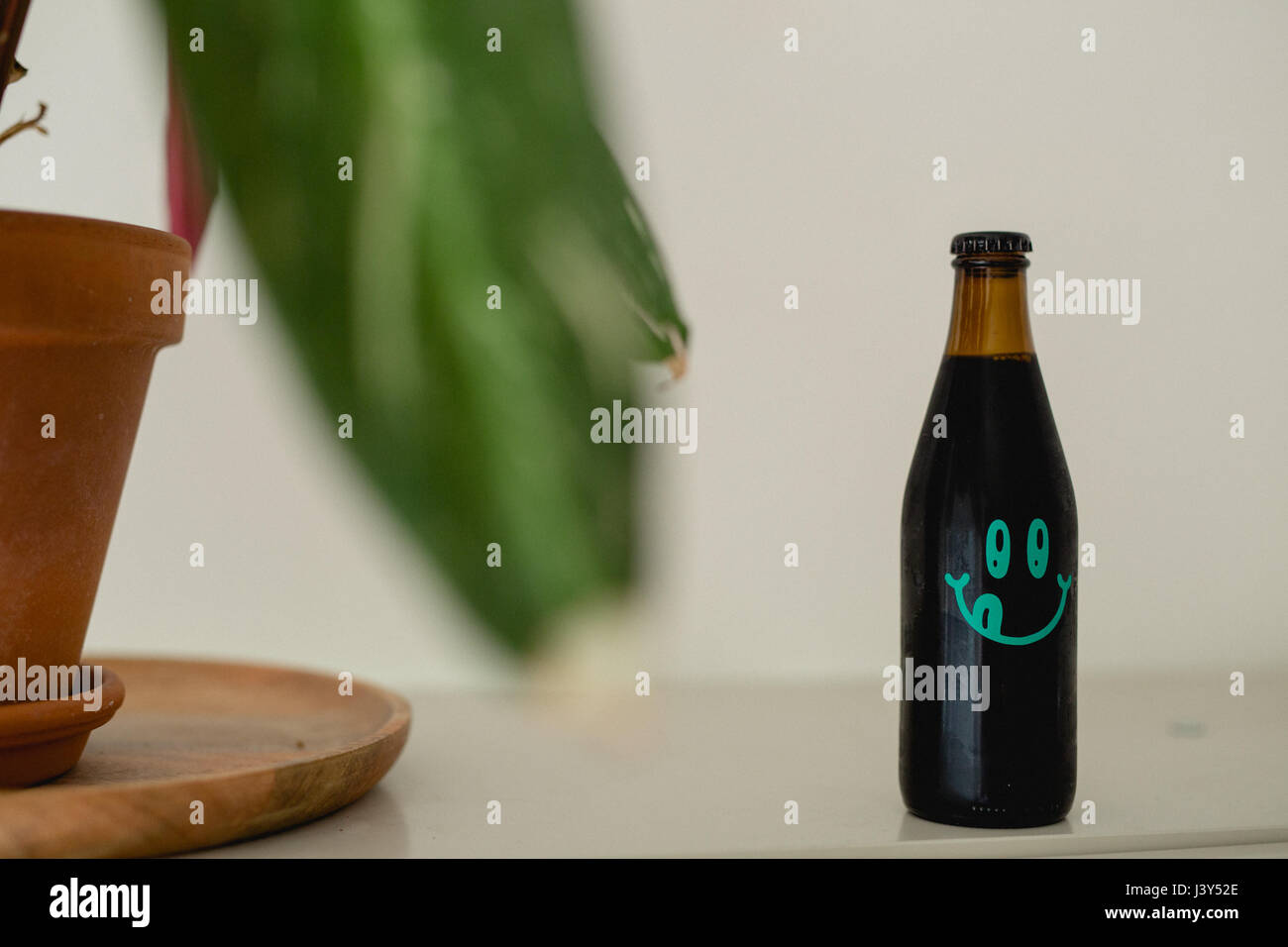 Flasche Onmipollo - Noa Pecan Schlamm Imperial stout in entspannter Atmosphäre Stockfoto