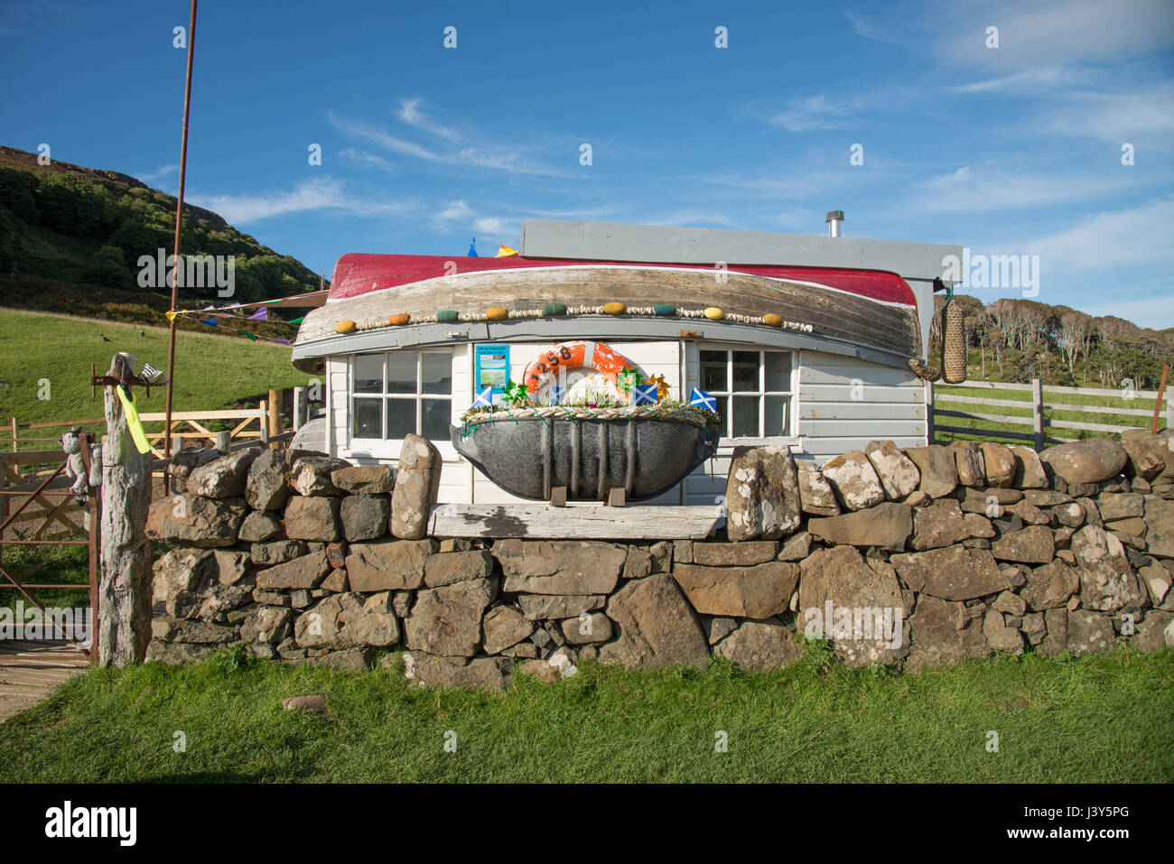 Strandgeschäft aus Holz, hergestellt aus einem umgedrehten Holzboot in Calgary Bay, Calgary, Isle of Mull, Schottland.UK Stockfoto