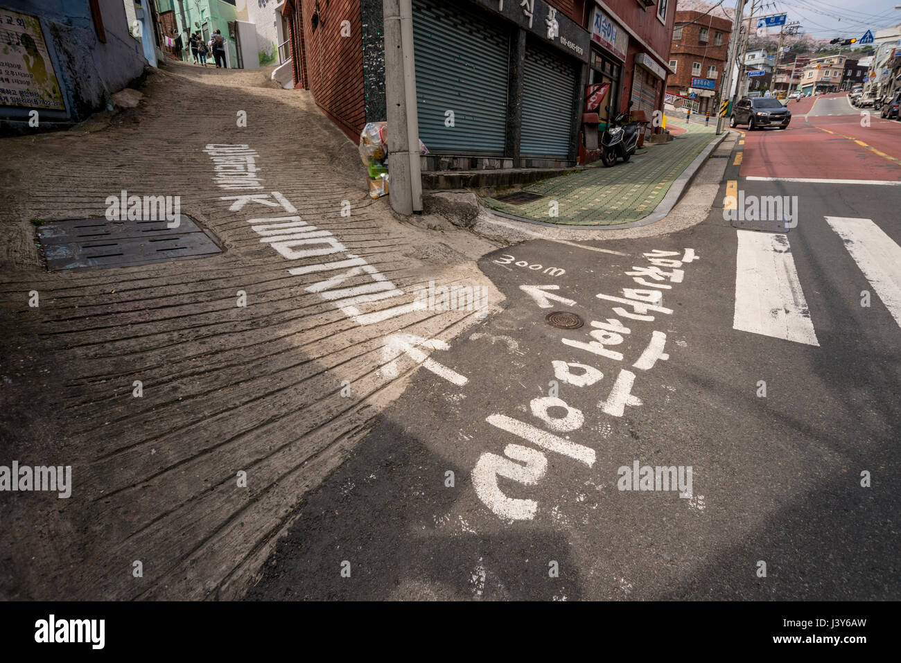 Handschriftliche Schild mit der Aufschrift "Verknüpfung zu Gamcheon Culture Village" auf der Straße, Gamcheon Dong, Busan Gwangyeoksi, Südkorea Stockfoto