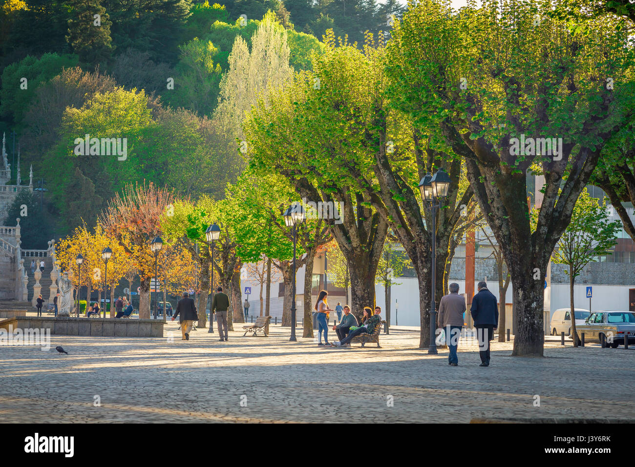 Lamego Portugal Mitte, Aussicht entlang der Avenida Dr A de Sousa an einem Sommerabend in der Stadt Lamego in Portugal. Stockfoto