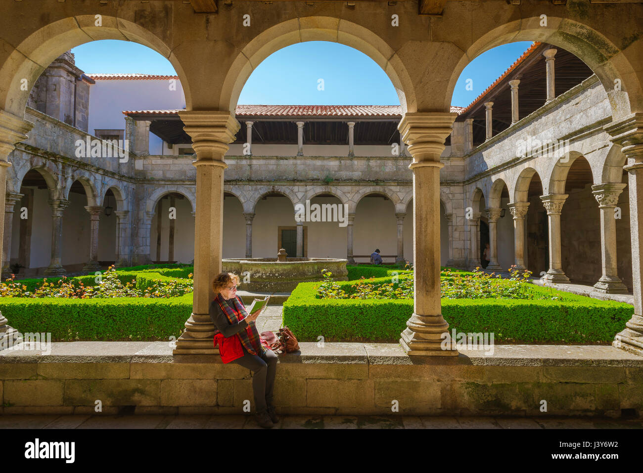 Lamego Portugal Kathedrale, entspannt sich ein Besucher der Kathedrale in Lamego unter den Bögen der seinen sechzehnten Jahrhundert Klöster, Portugal, Europa Stockfoto