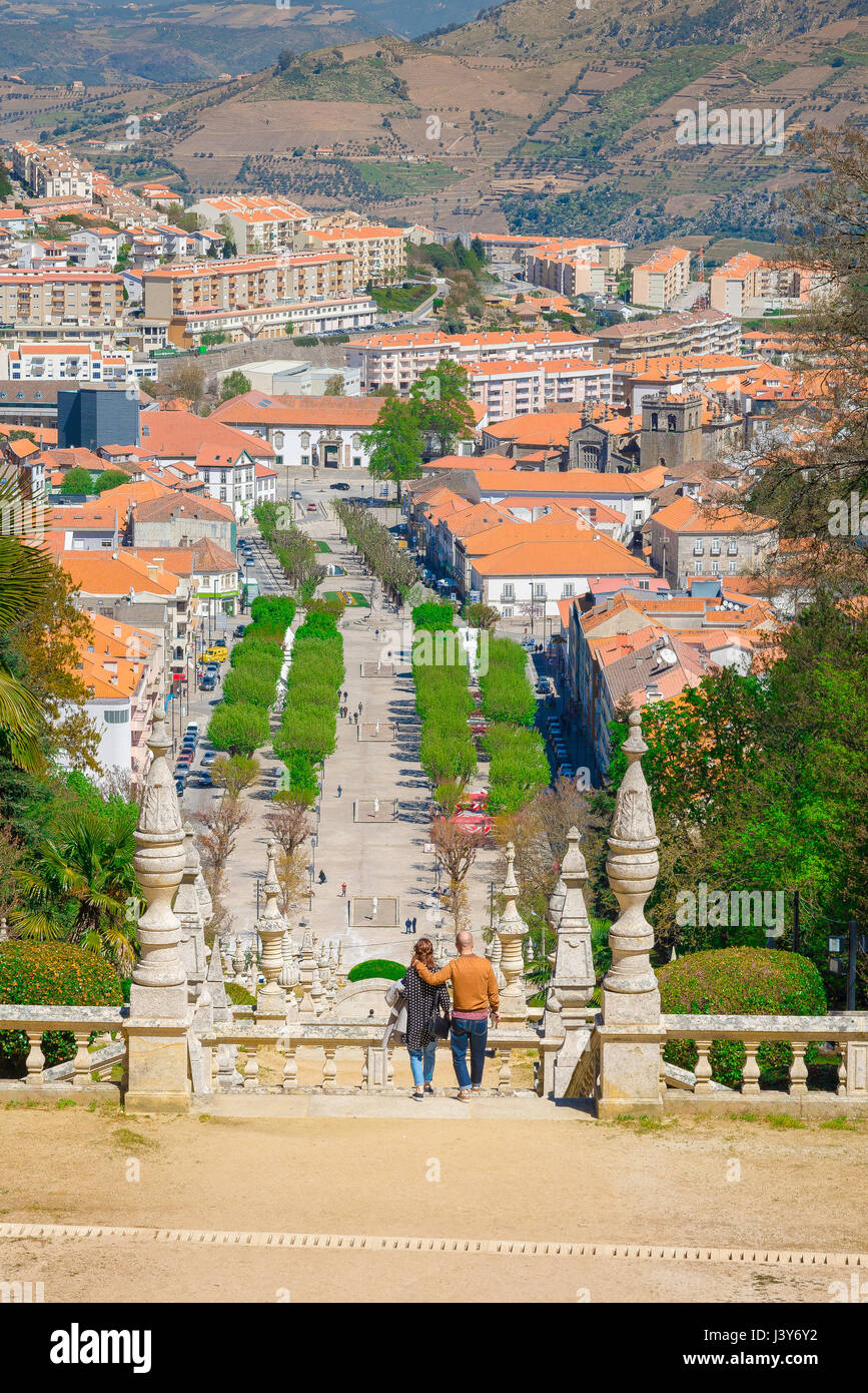 Paar-Urlaub, ein paar Touristen steigen die 683 Schritt Treppe, die hinauf zum Santuario de Nossa Senhora Dos Remedios in Lamego, Portugal Stockfoto
