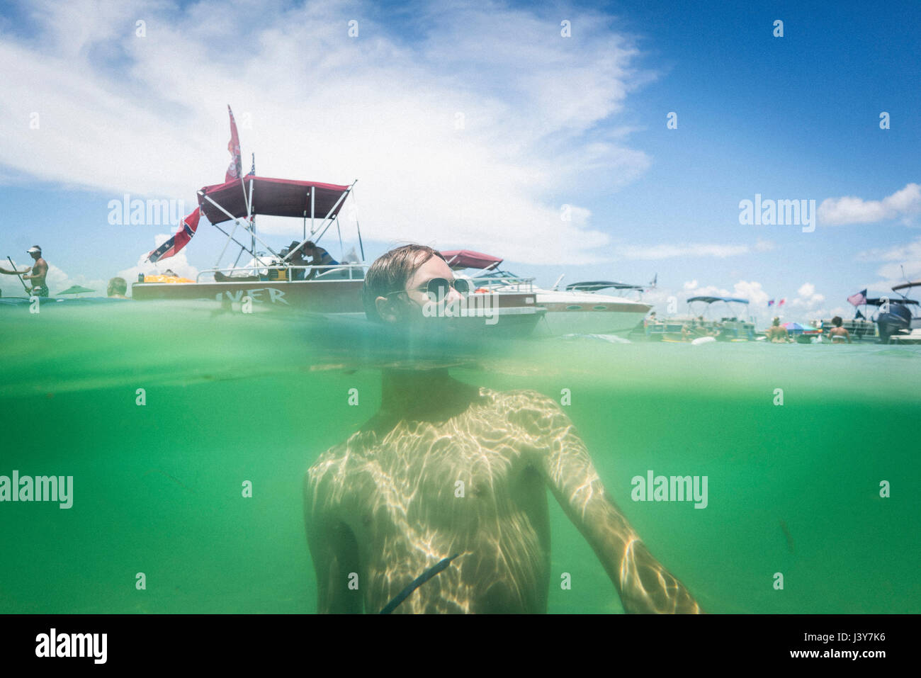 Split-Wasserstand Oberfläche Bild von Teenager in Wasser, Krabbe Insel, Costa Smeralda, Golf von Mexiko, USA Stockfoto