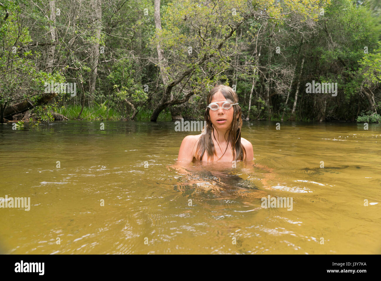 Teenager tragen Swimming goggles in See, Niceville, Florida, USA Stockfoto
