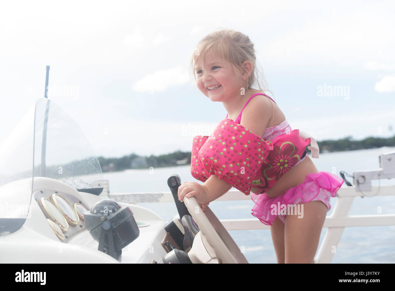 Lenkung Speed-Boot Mädchen lächelnd, Shalimar, Florida, USA Stockfoto