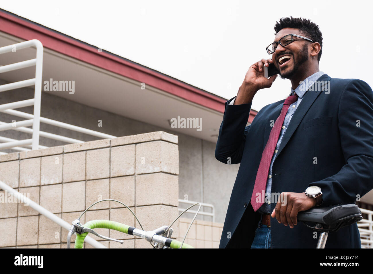 Junger Geschäftsmann macht Smartphone Anruf auf Bahnhof Bahnsteig Stockfoto