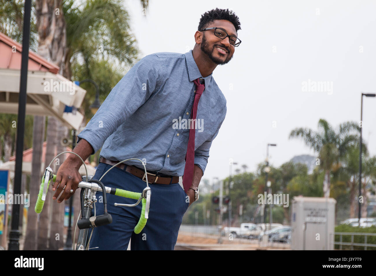 Junger Geschäftsmann Radfahrer Bahn Bahnsteig beobachten Stockfoto
