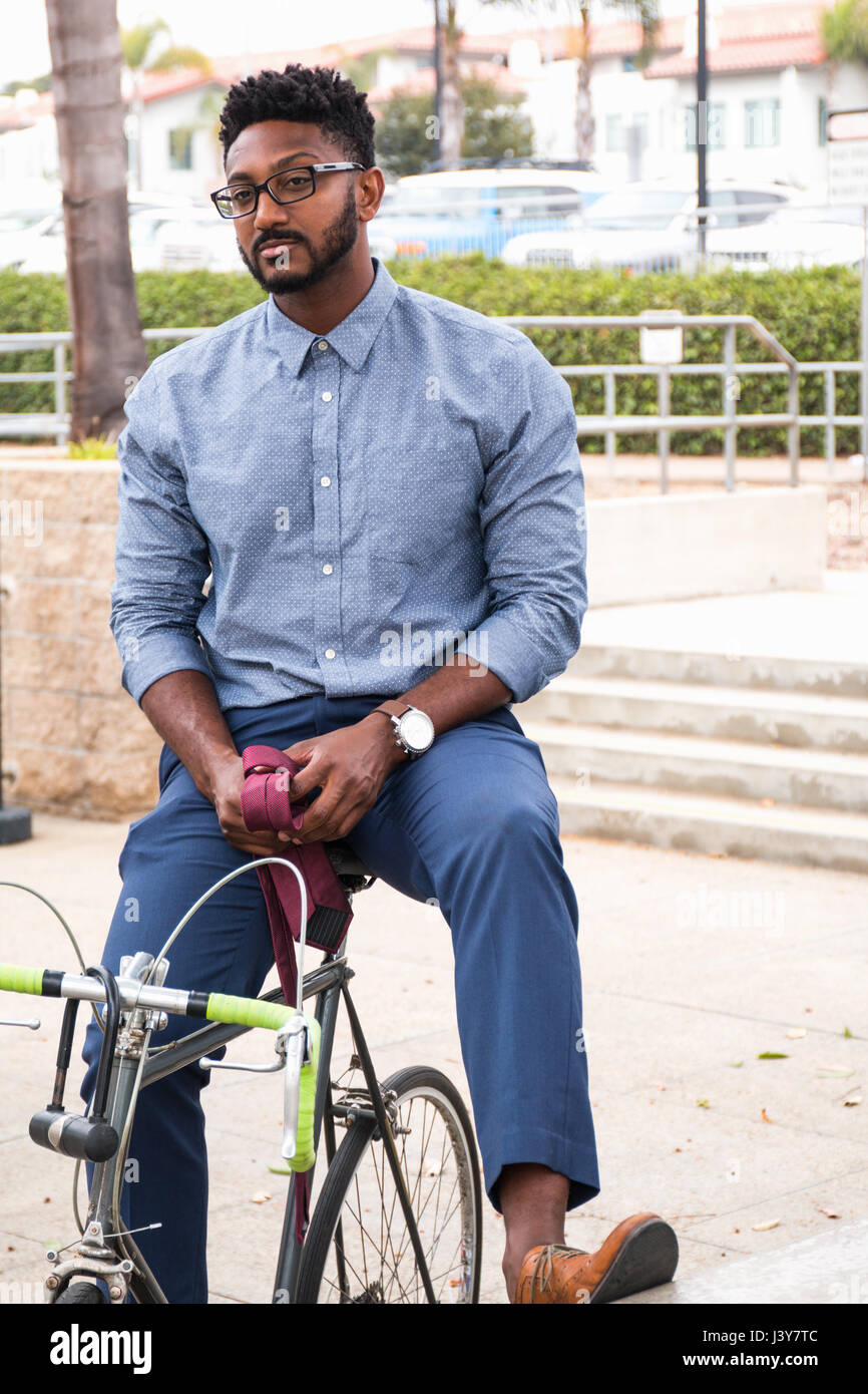 Junger Geschäftsmann Radfahrer warten auf Schiene Bahnsteig Stockfoto
