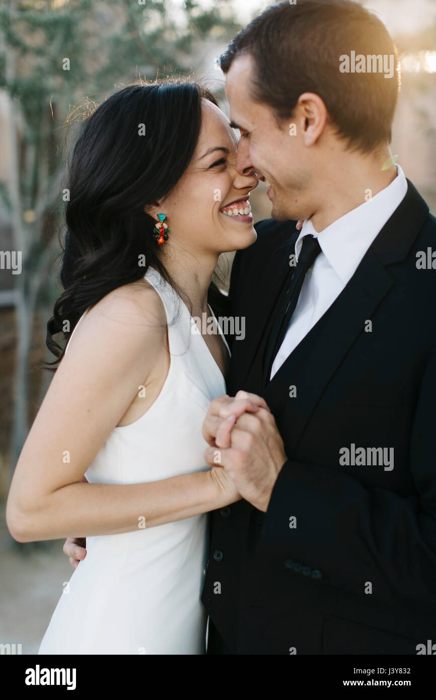 Braut und Bräutigam, Angesicht zu Angesicht, Hand in Hand, Lächeln Stockfoto