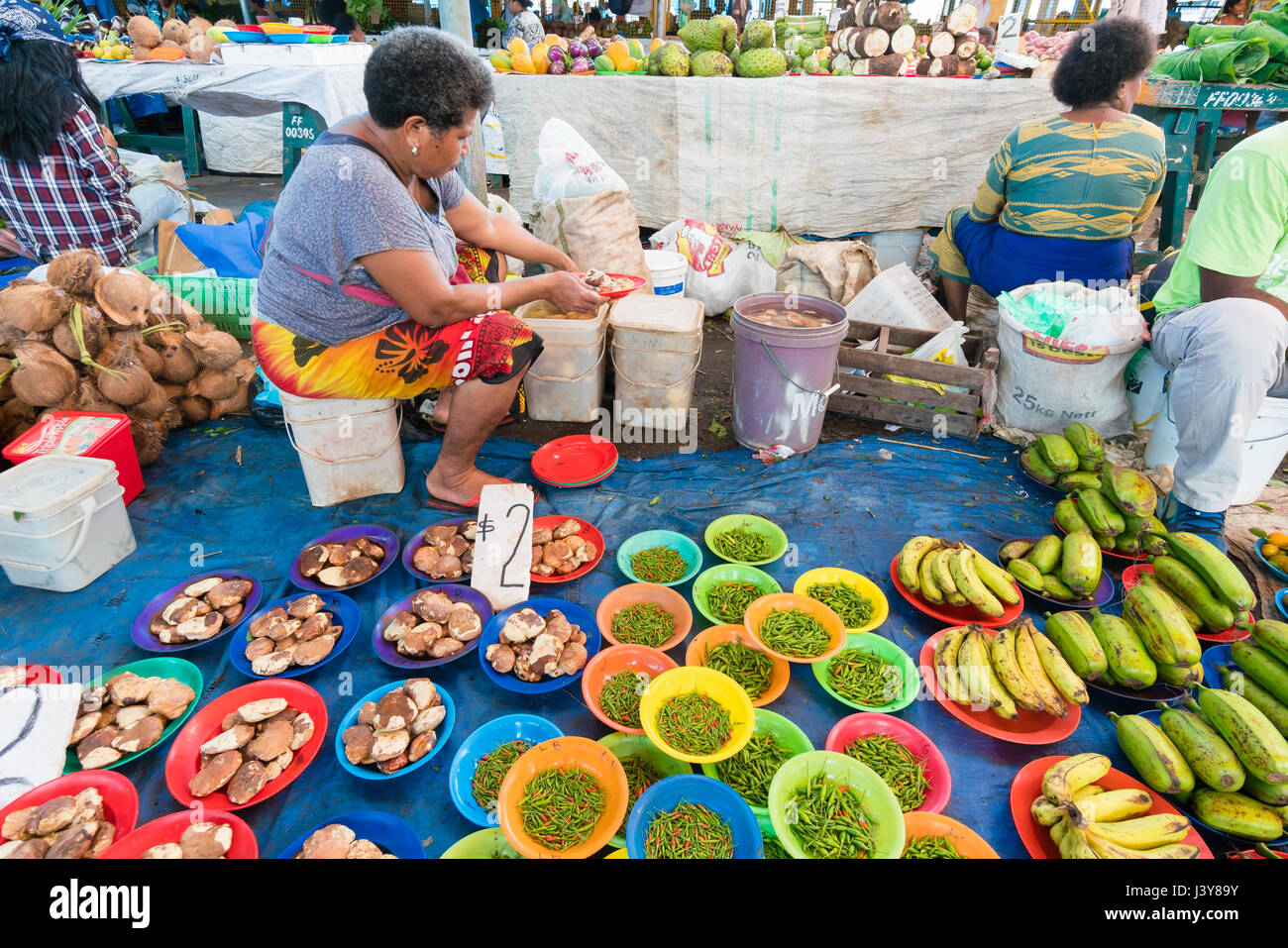 Suva, Fidschi - 24. März 2017: Blick auf Menschen, die mit lokalen Produkten in den Lebensmittelgeschäften in Suva Markt in Fidschi Stockfoto