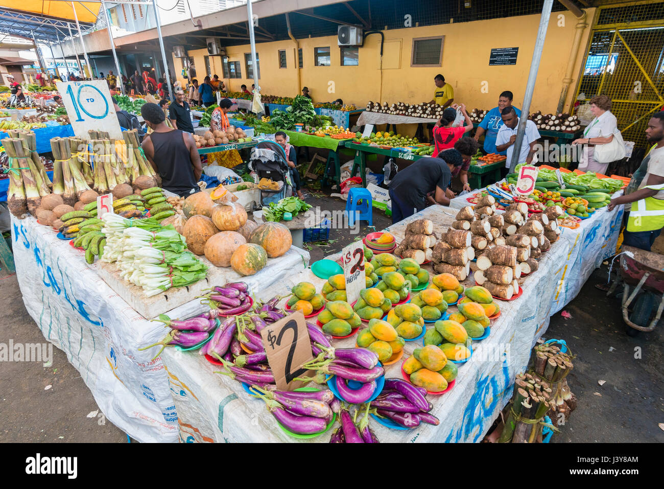 Suva, Fidschi - 24. März 2017: Blick auf Menschen, die mit lokalen Produkten in den Lebensmittelgeschäften in Suva Markt in Fidschi Stockfoto