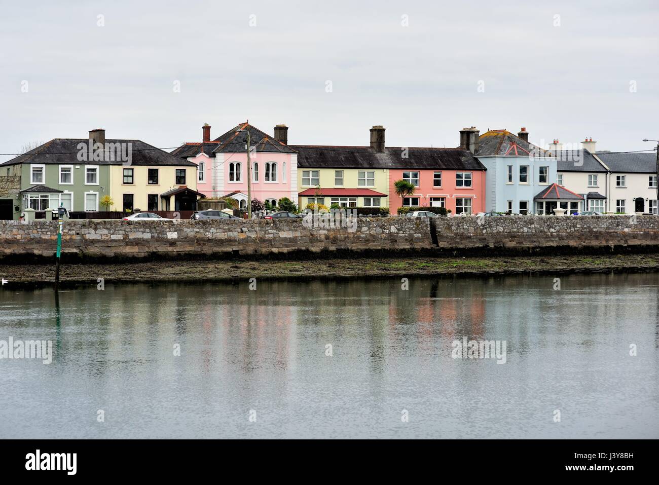 Bunte Häuser und Gebäude säumen einen Teil von Dungarvan Hafen in der irischen Küste Gemeinschaft von Dungarvan, County Waterford. Stockfoto