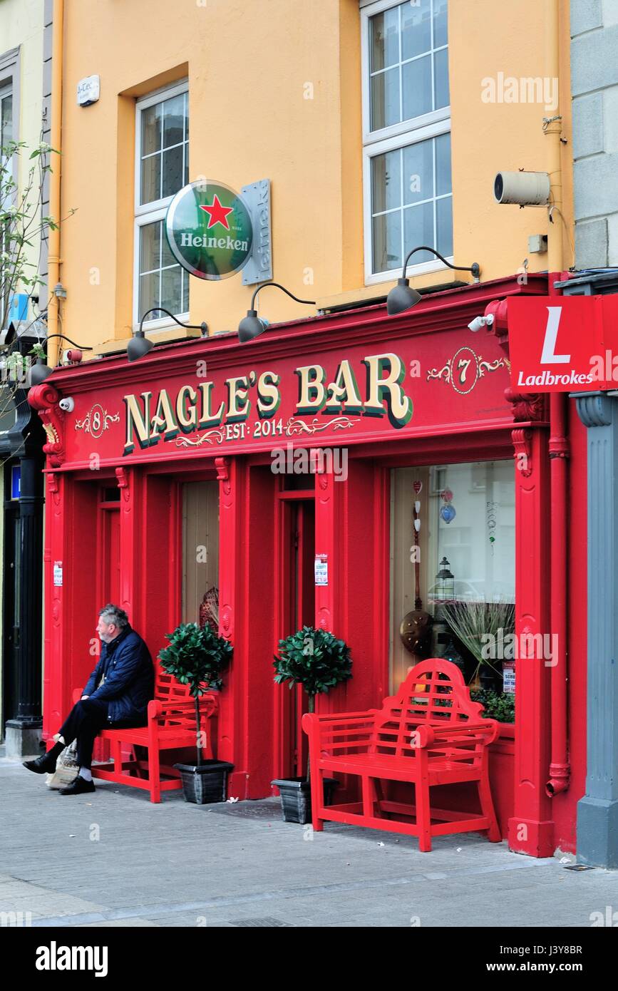 Eine bunte Pub in der irischen Küste Gemeinschaft von Dungarvan, County Waterford, Irland. Stockfoto