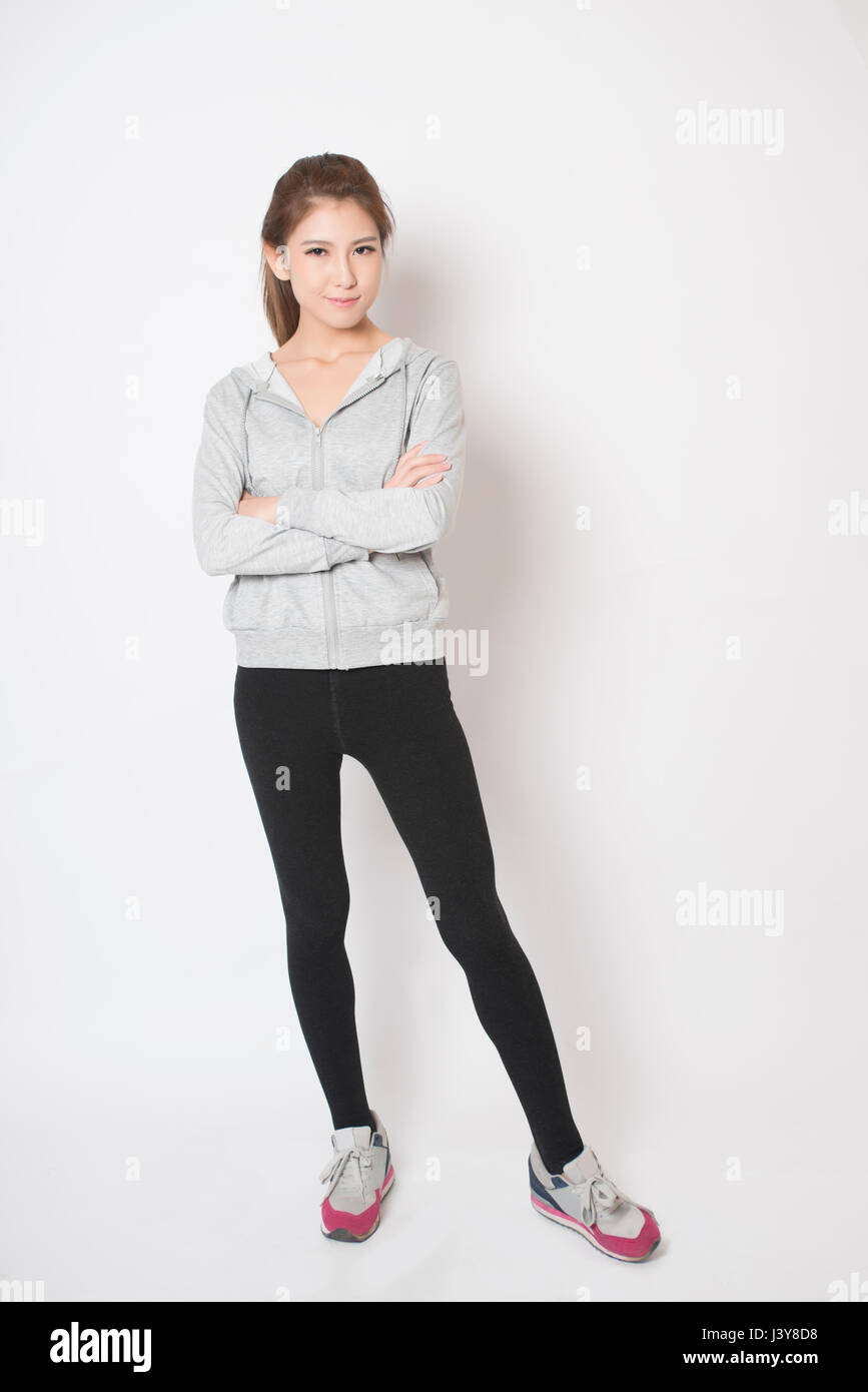 Fit Sportlerin in Sportkleidung posieren vor der Kamera stehen Stockfoto