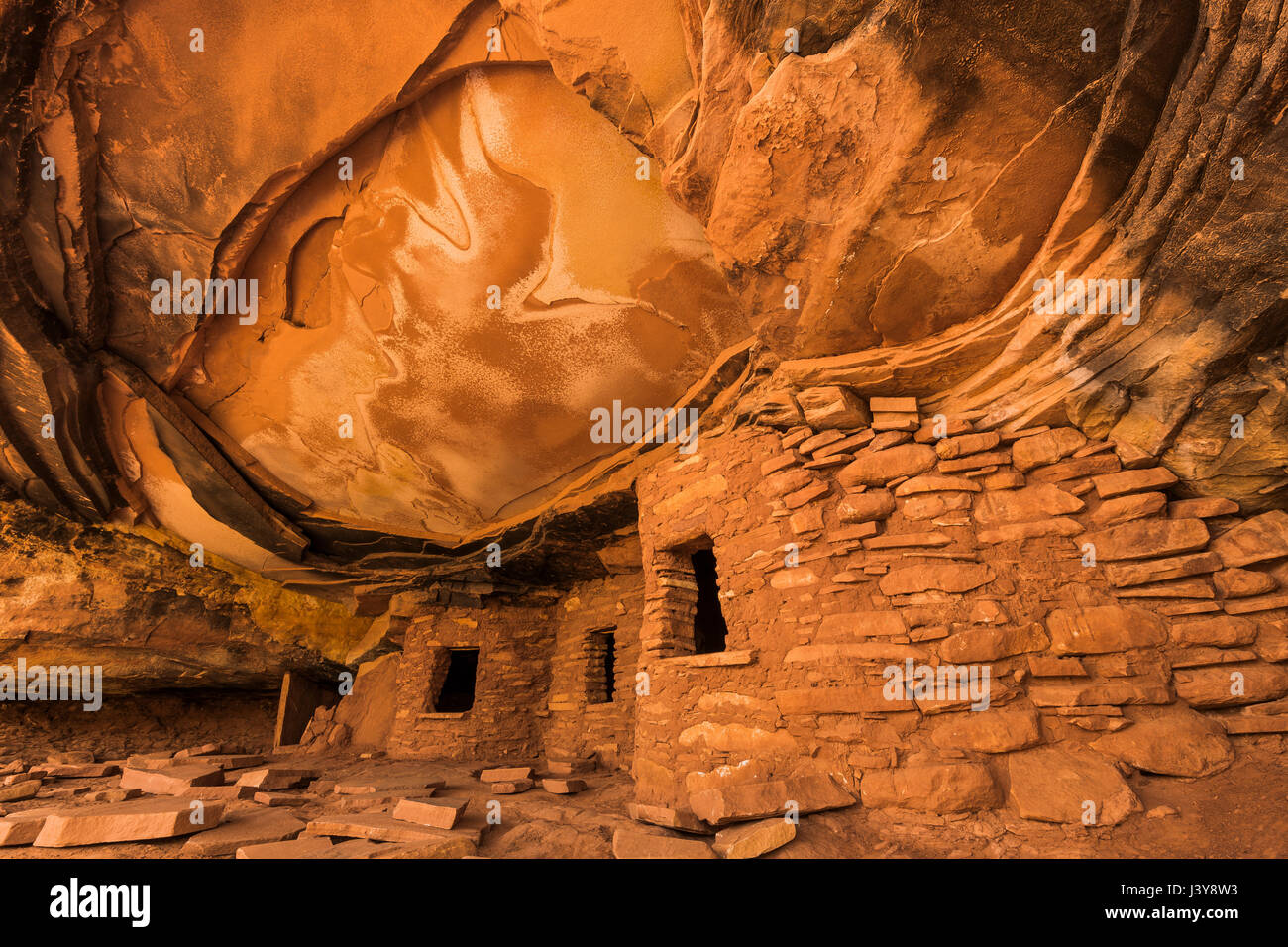 Gefallenen Dach Ruine, mit seiner dramatischen Anzeichen einer Ancestral Puebloan Behausung, Bären Ohren National Monument, südlichen Utah, USA Stockfoto