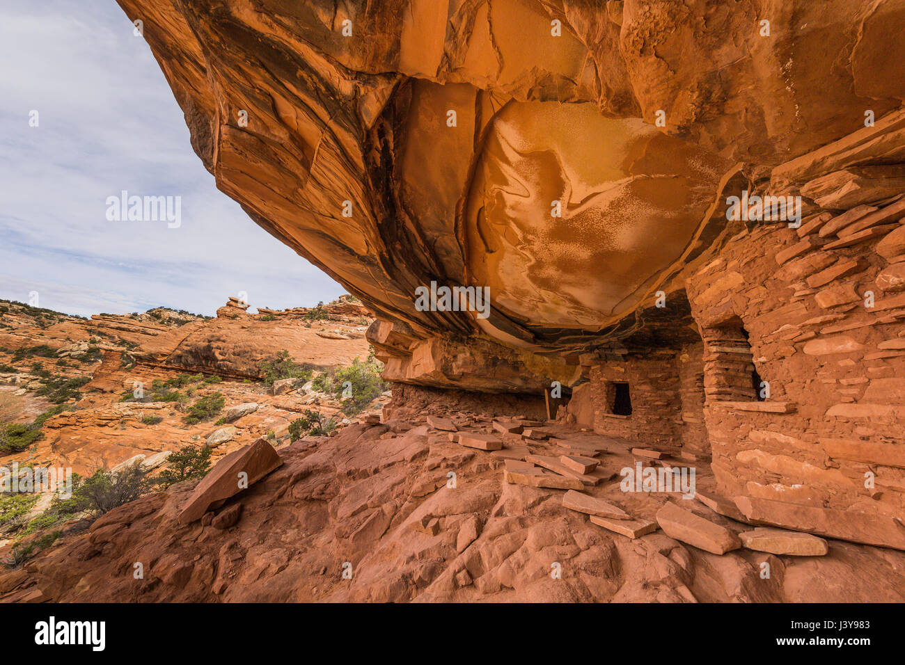 Gefallenen Dach Ruin und die Landschaft außerhalb seiner Nische mit seiner dramatischen Beweise der Ancestral Puebloan Behausung, Bären Ohren National Monument, sout Stockfoto