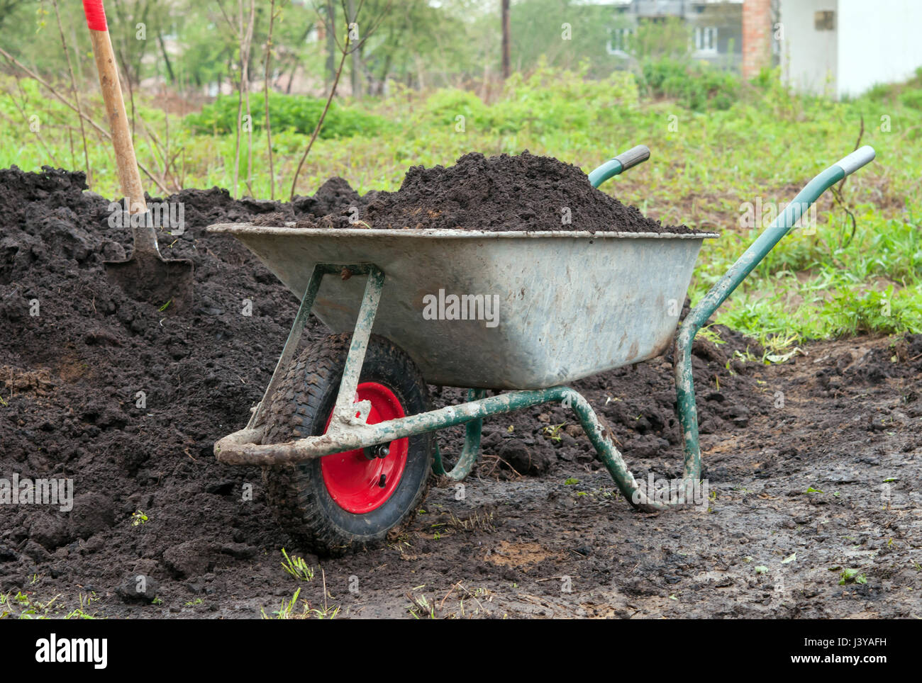 Schubkarre mit Lehm. Eine Nahaufnahme Stockfoto