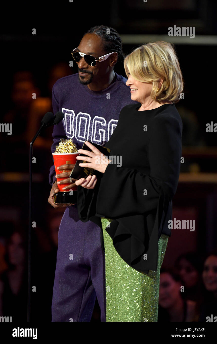 Snoop Dogg und Martha Stewart auf der Bühne im Jahr 2017 MTV Film und TV Awards in The Shrine Auditorium in Los Angeles, USA statt. Stockfoto