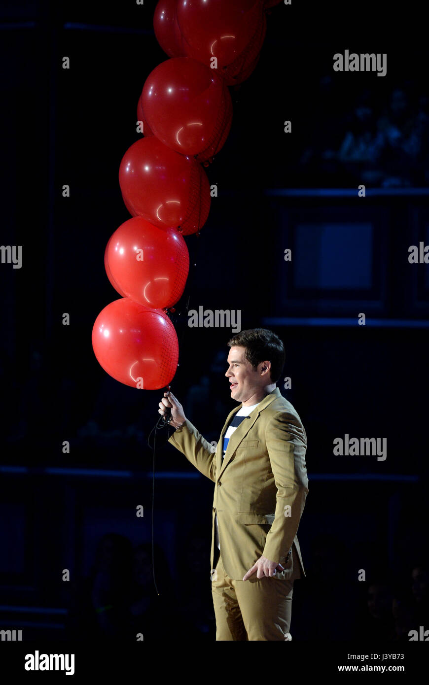 Hosten Sie Adam Devine auf der Bühne während der 2017 MTV Movie und TV Awards im The Shrine Auditorium in Los Angeles, USA statt. Stockfoto Hosten Sie Adam Devine auf der Bühne während der 2017 MTV Movie und TV Awards im The Shrine Auditorium in Los Angeles, USA statt. Stockfoto