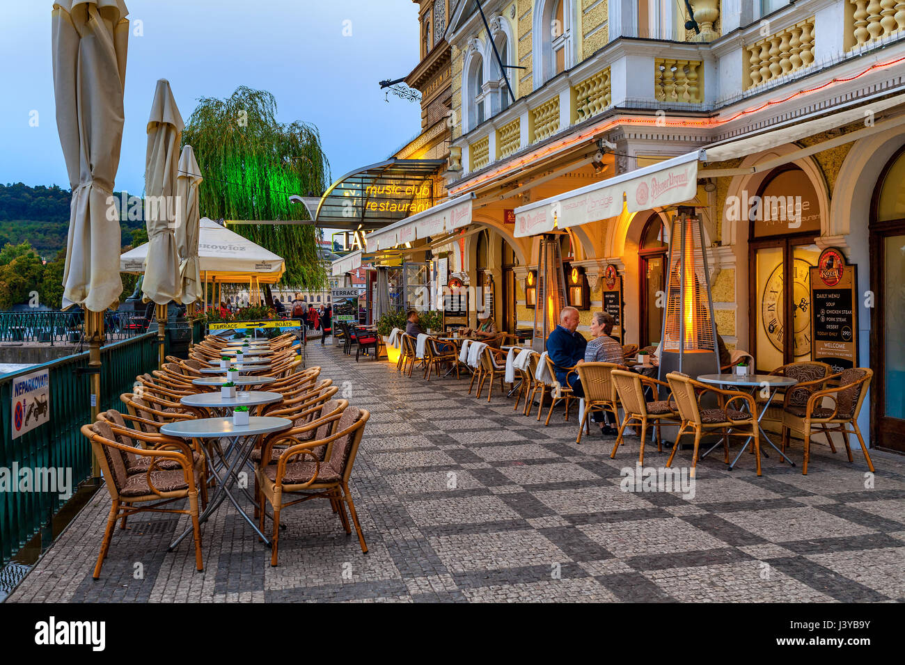 Prag, Tschechische Republik - 22. September 2015: Leute sitzen auf der Terrasse des Restaurants in Prag - Hauptstadt und größte Stadt von Böhmen, fünfte am meisten besuchten Stockfoto