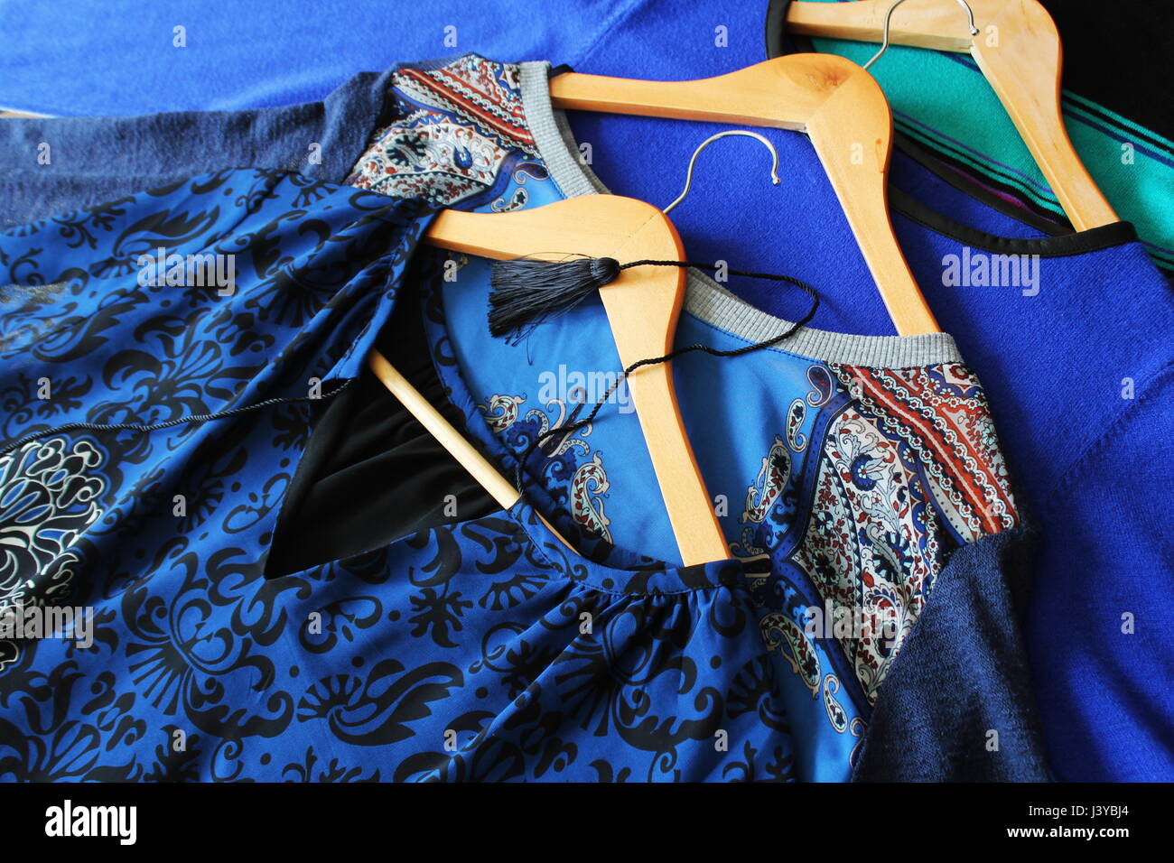 Frauen Kleidung Blaue Farbe Auf Holz Bugeln Stockfotografie Alamy