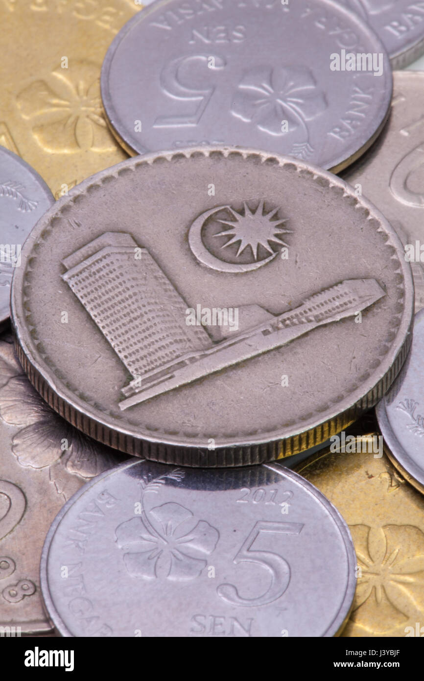 Detail der verschiedenen malaysische Ringgit Münzen auf dem Tisch. Stockfoto