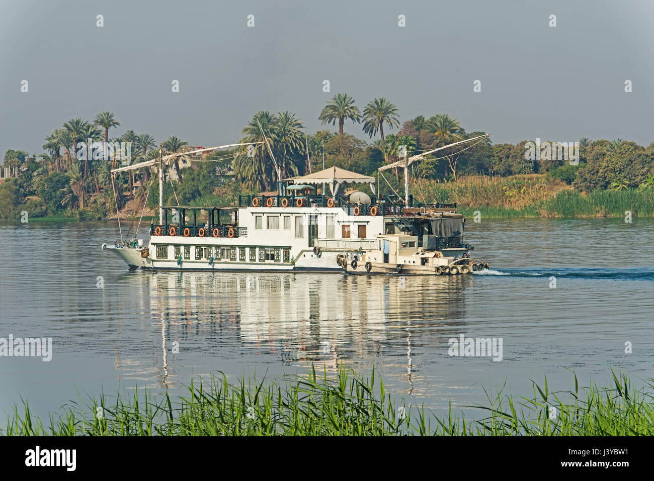 Großen touristischen Dhow Cruise Boot durch ländliche Landschaft entlang des Nils in Ägypten Reisen Stockfoto