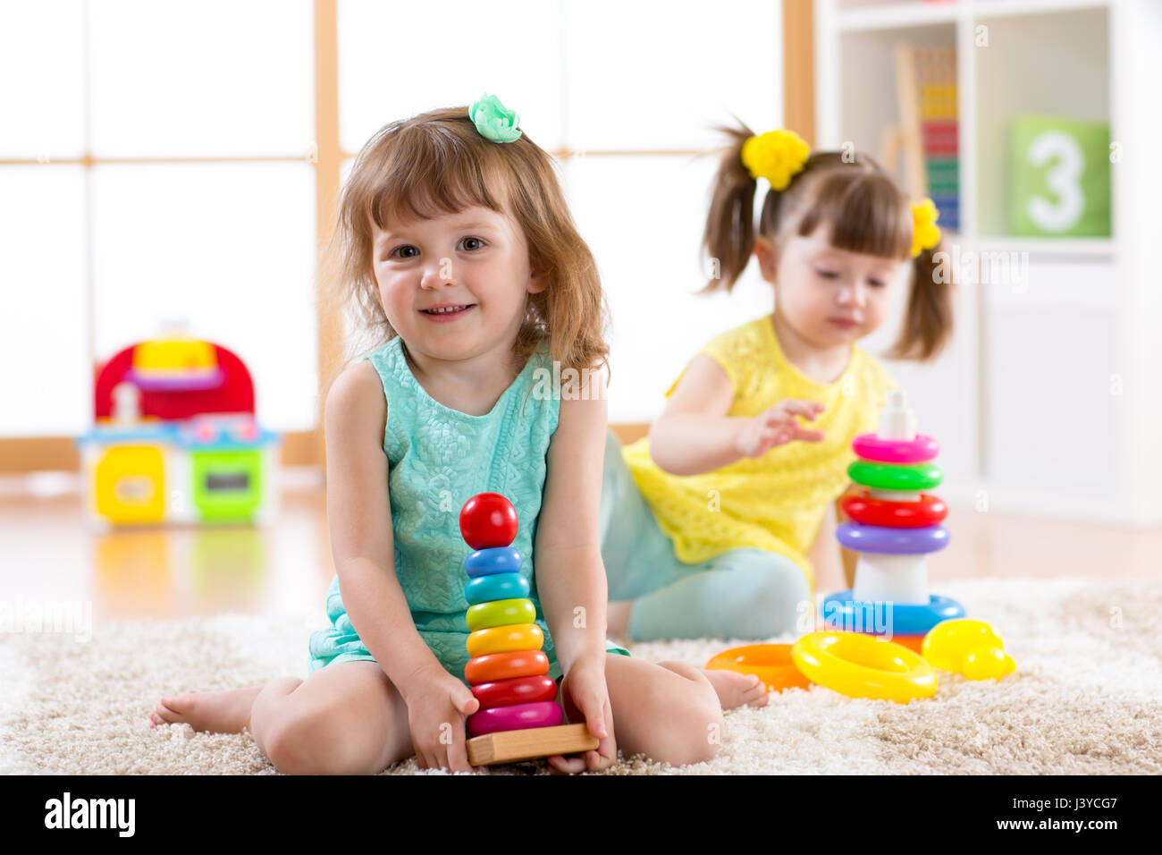 Kinder spielen zusammen. Pädagogische Spielwaren für Kinder von