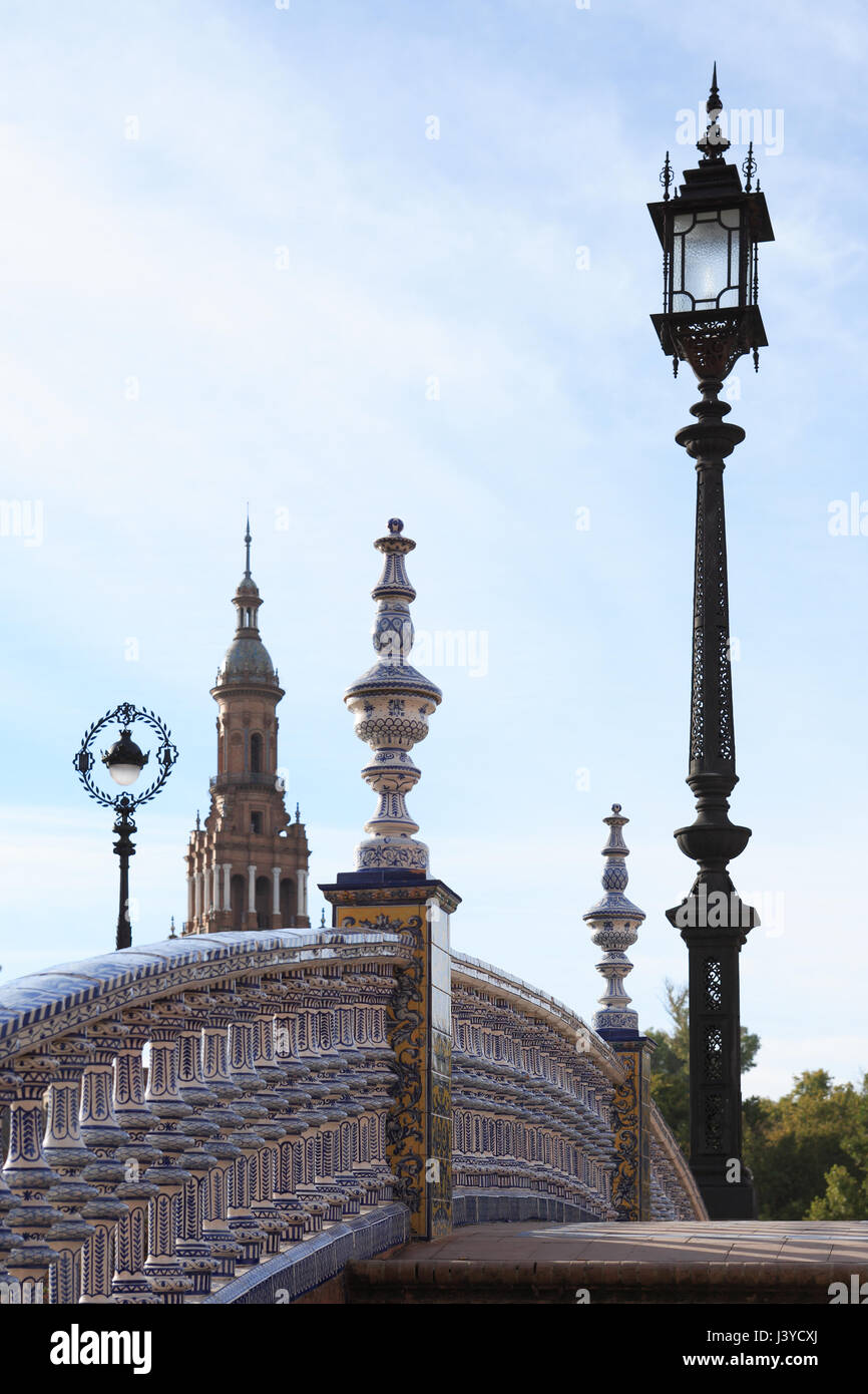 Schöne kleine Brücke und Straßenlaternen auf Spanien Platz in Sevilla, Spanien Stockfoto