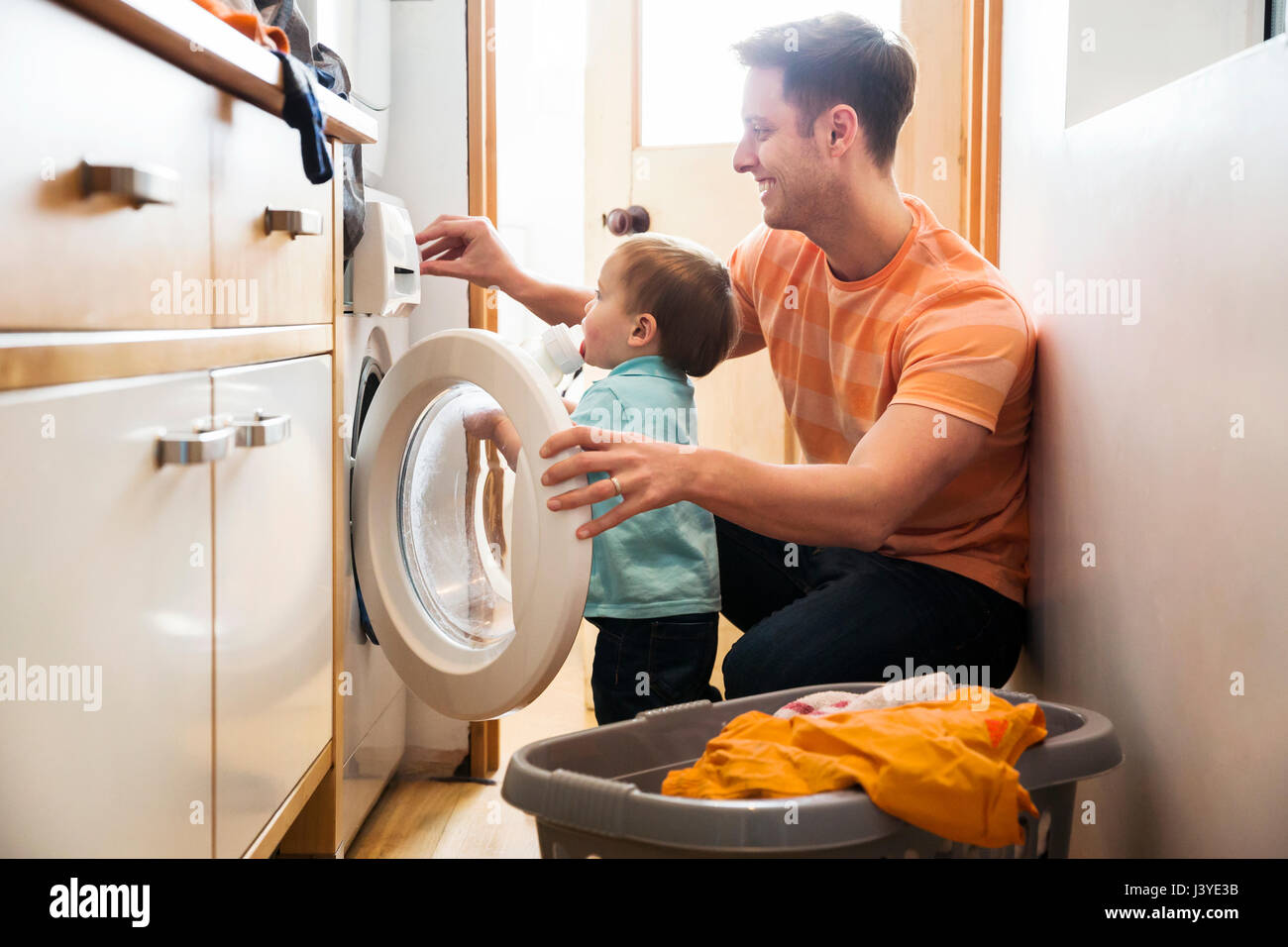 Sohn von Vater und Kind Wäsche zu Hause Stockfoto