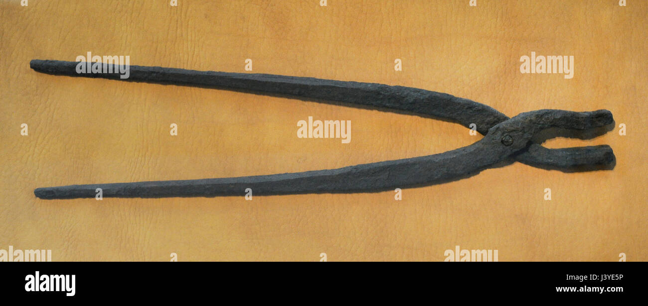 Skandinavien. Im Mittelalter.  Zange, Hammer und Amboss waren die wichtigsten Werkzeuge des schwarz-Smith. Tong. Norwegen. Historisches Museum. Oslo. Norwegen. Stockfoto