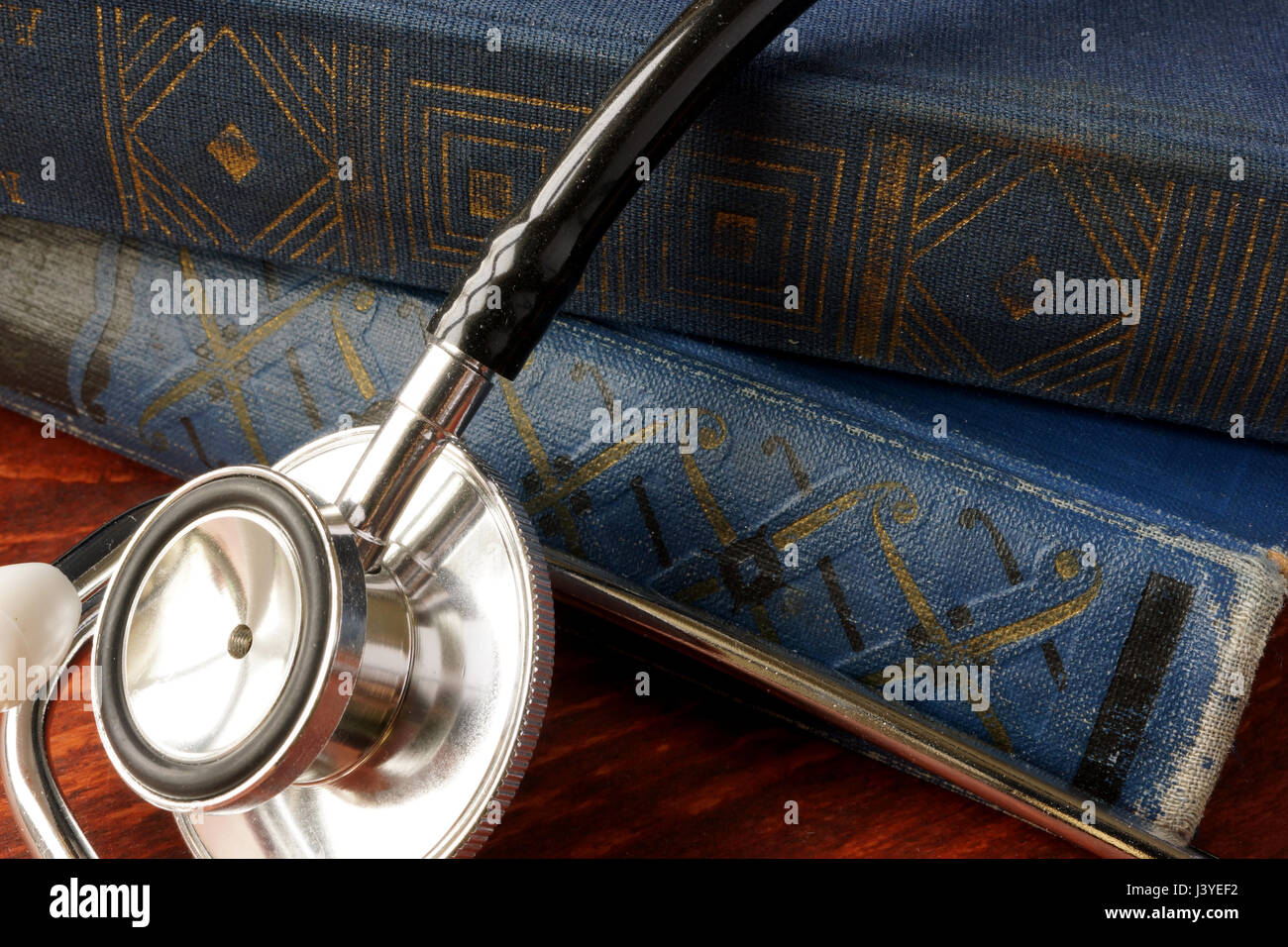 Health care Bildungskonzept. Medizinische Buch und Stethoskop. Stockfoto