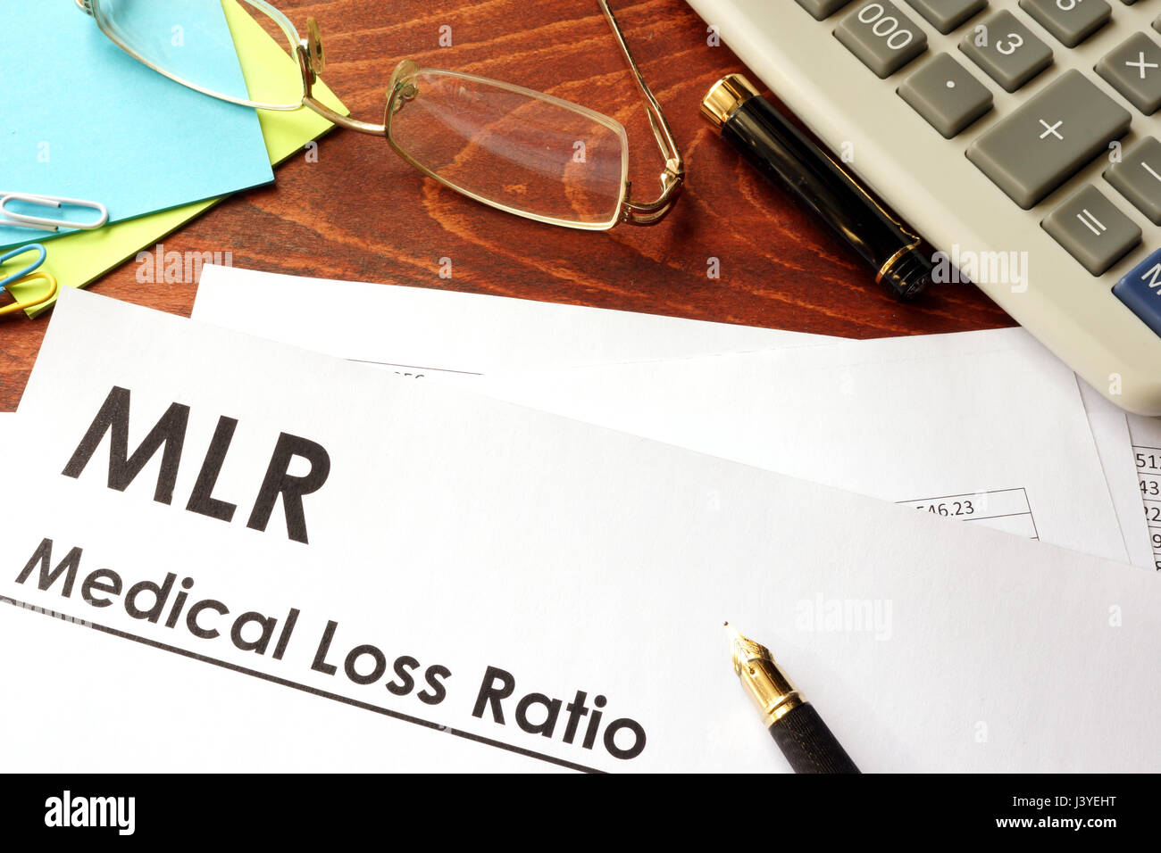 Mit Titel medizinische Schadenquote (MLR) in einem Büro zu dokumentieren. Stockfoto